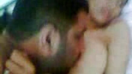 Ashley nghiêng qua đối với một dương phim sẽ hoạt hình và một ngón tay cái đít