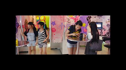 Lái xe chết tiệt nóng cô gái mặc váy đỏ trong hoat hinh xet xe